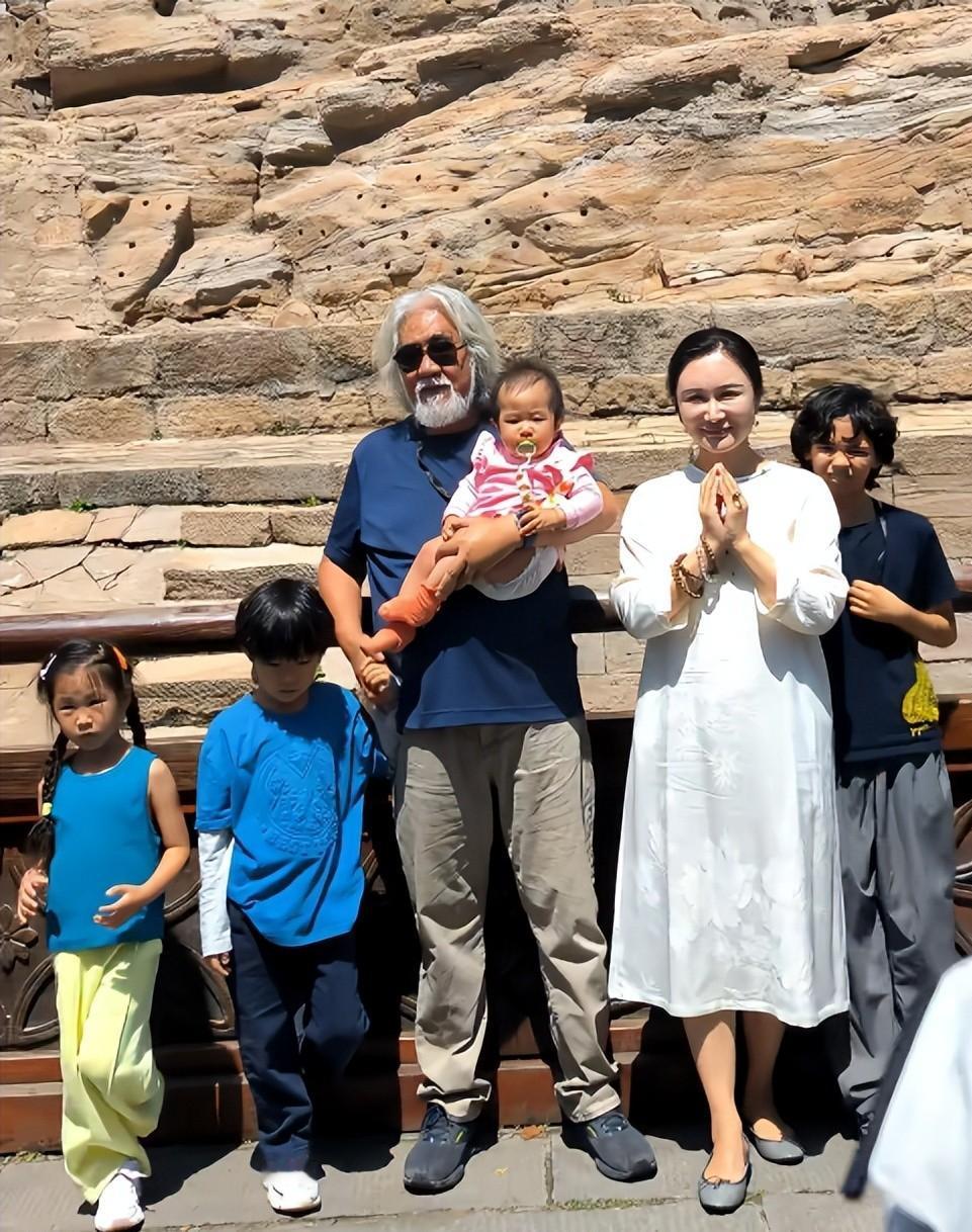 张纪中家这段旅游视频看得人心里堵得慌！8月15日网上疯传的视频里，他小儿