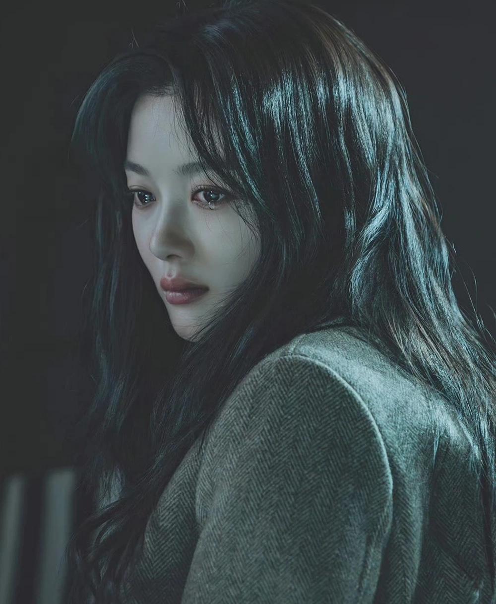 睡了半个小时被吵醒，甩哭，哭着要抱，抱怀里使劲打挺要下去，在床上翻来滚去哭，哄了