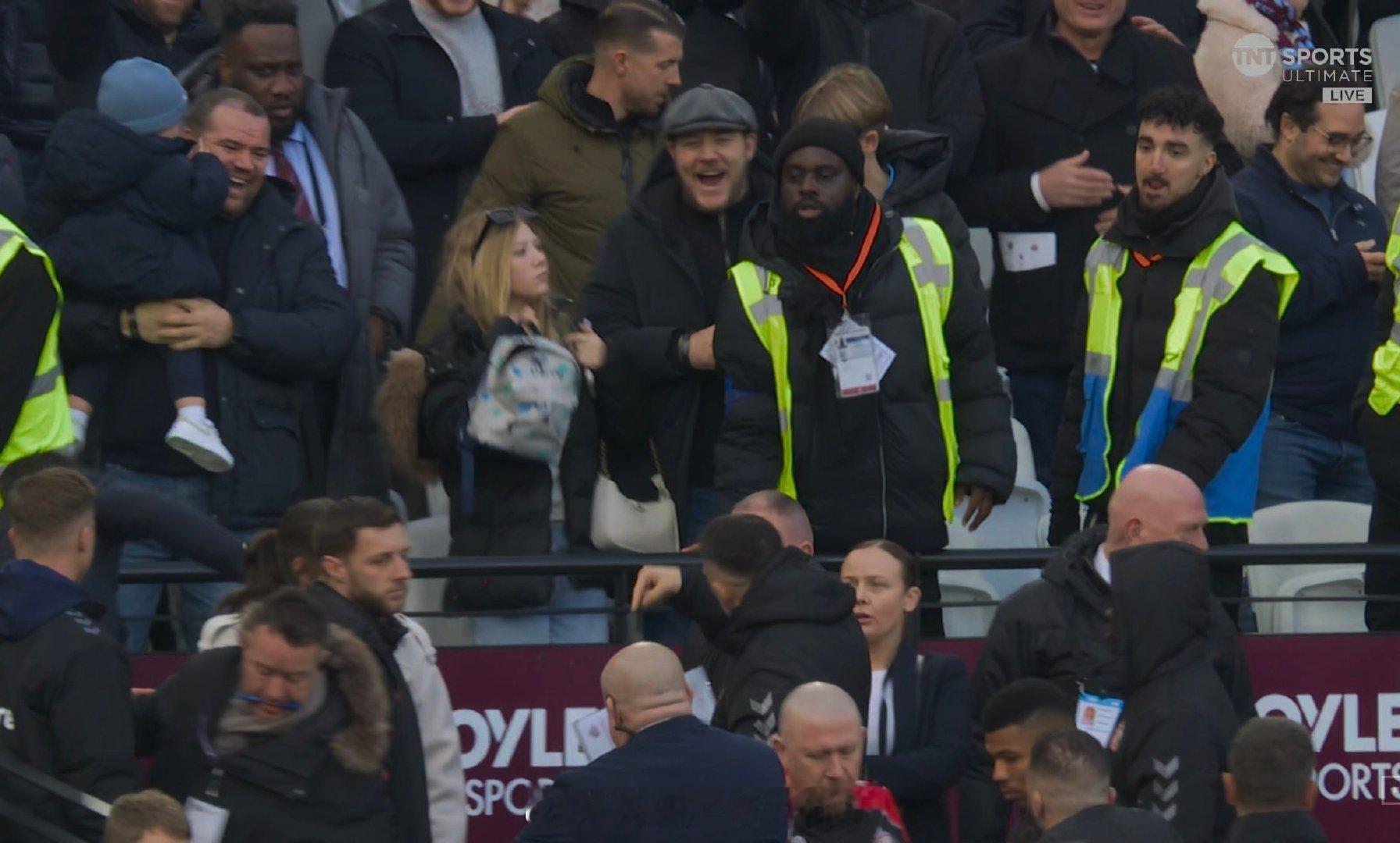 【是男人就到外面干一场】西汉姆联3比1桑德兰，有坐在桑德兰替补席后的西汉姆球迷，