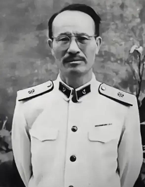 1955年9月27日下午，中南海怀仁堂授衔仪式上，念到袁也烈名字时，他向前跨半步
