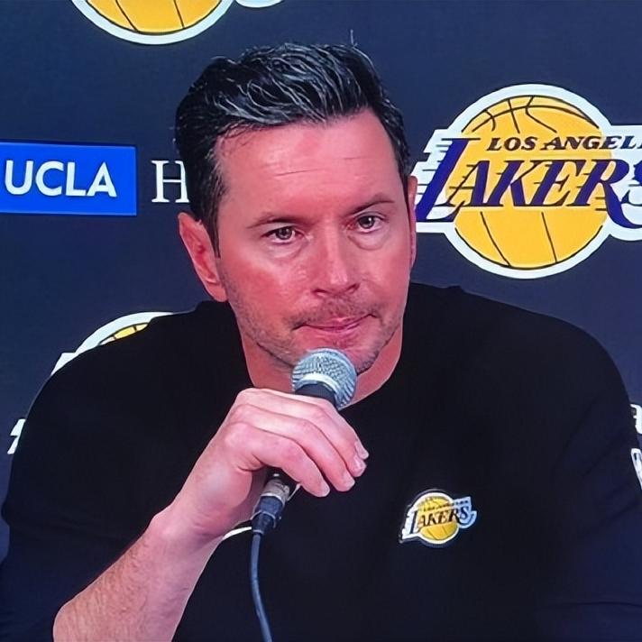 上半场就伤了？雷迪克谈东契奇：“东契奇上半场就扭伤了腿筋。”“我们进行了