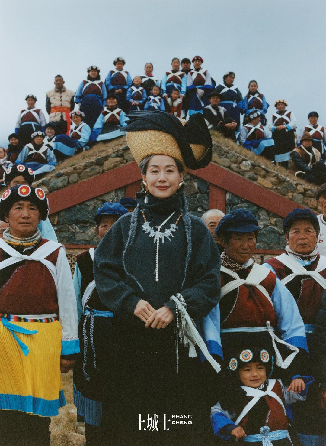 叶童晒美照！晒的是上城士12月刊叶童封面，叶童与云南纳西族人相聚的画面绝了，每一