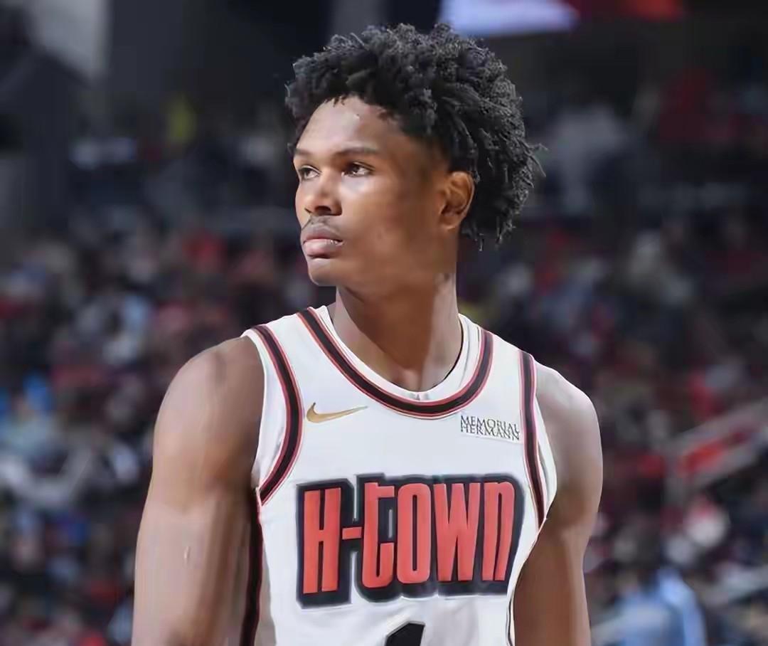 阿门三分球可能还不如威少，很难练出来了今年夏天，阿门-汤普森一直在苦练三分球，