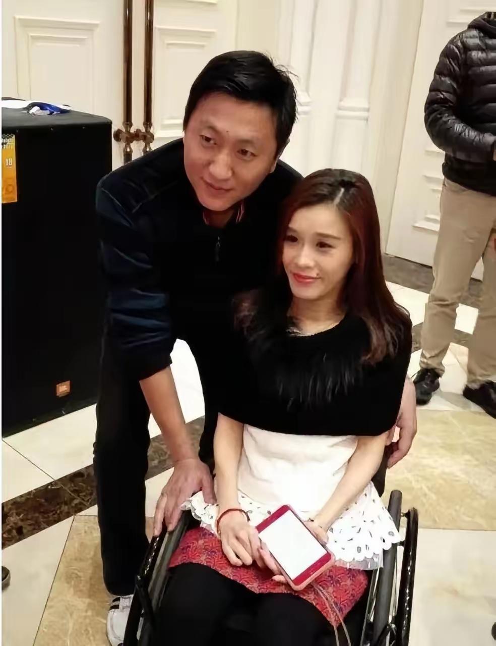 1998年，瘫痪后的桑兰，拿到了1000万美金的赔偿。这时，男友黄健宣布：“我要