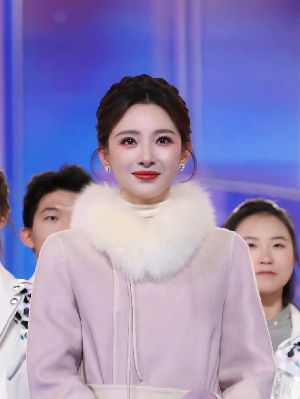 马凡舒以淡紫色新中式大衣惊艳央视跨年晚会，优雅盘发搭配清透妆容宛如画中仙。不仅打