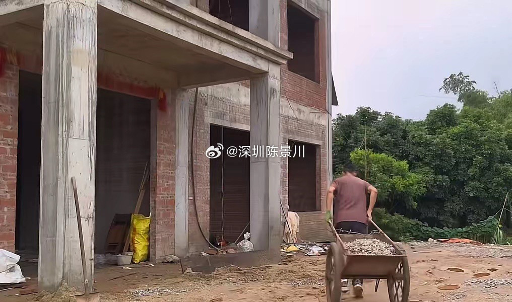 刷到唐尚珺新更新的一则暑假居家日常视频。视频中，无论是农活、家务，还是那些繁重的