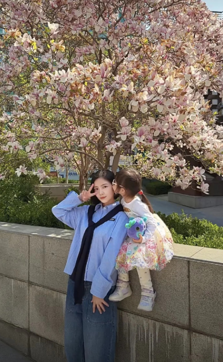 王灿晒出带女儿小蛋饺赏花的照片，并配文：“有了你之后真的不想要二胎。”看得出来王