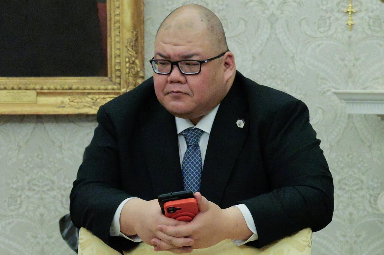 这老哥就是特朗普背后的男人！真是人不可貌相！美国白宫那账号，经常发的特朗普变