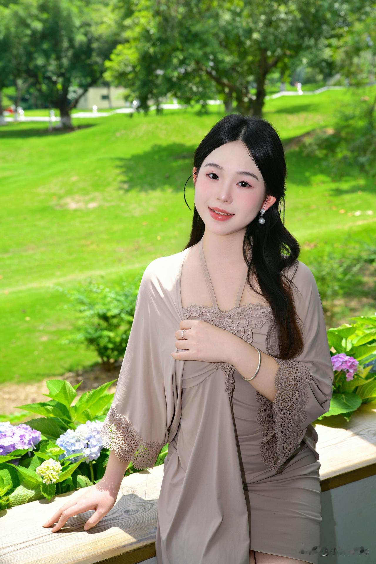 【秋日温柔图鉴｜一袭浅棕穿出满分氛围感】🍂当蕾丝开衫遇见午后阳光，六组镜头