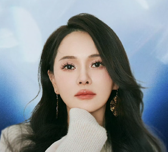 伊能静和庾澄庆引发了网友热议原因是节目直播时，没想到这次，伊能静选择悄悄力挺前