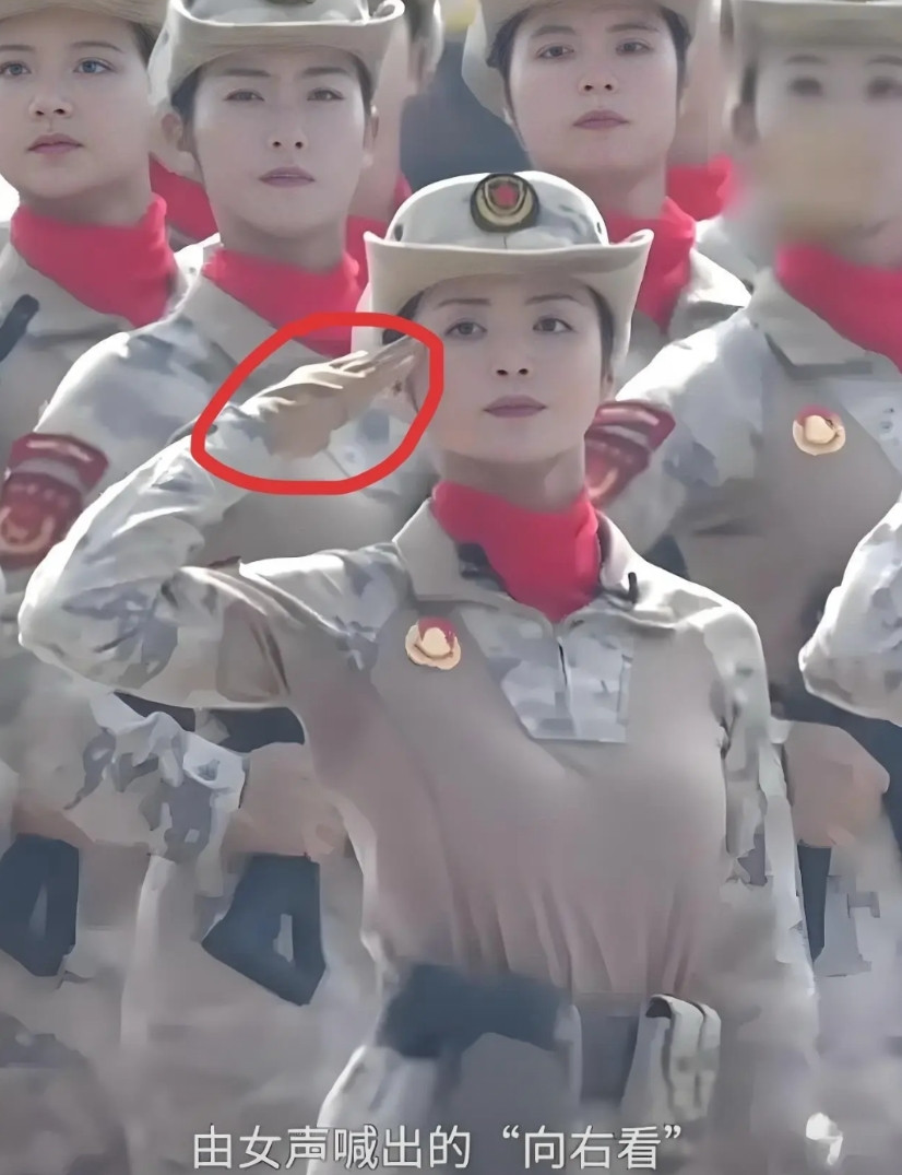 当那位女民兵领队喊出“向右看”的时候，我就注意到她了。我原来以为民兵方队都是从