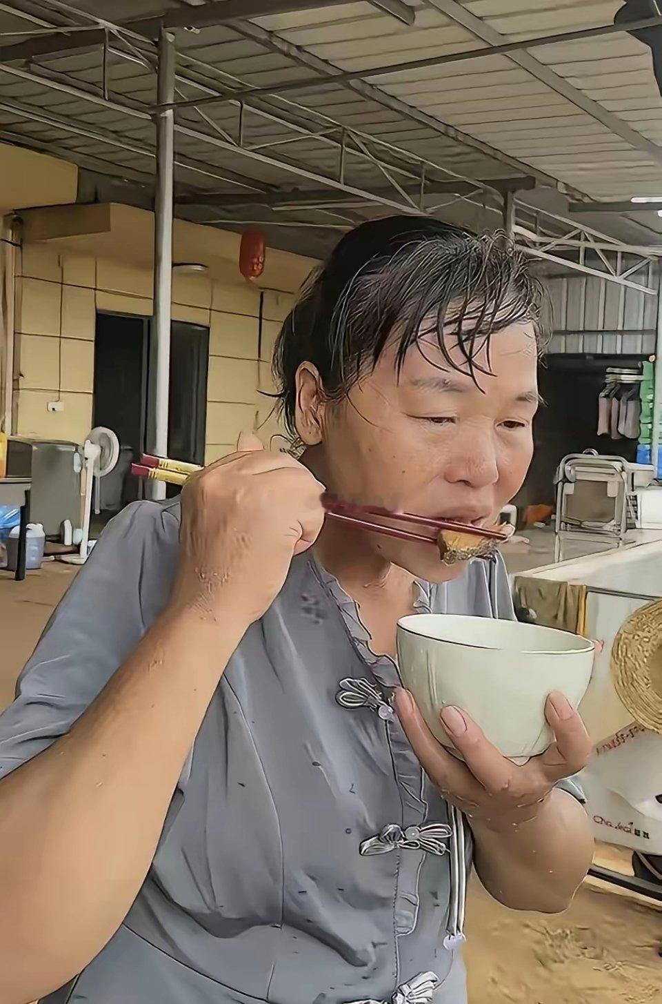 全红婵妈妈这回是真让人没话说。不是因为家里果园雇了二三十号人也不是因为逢年过节给