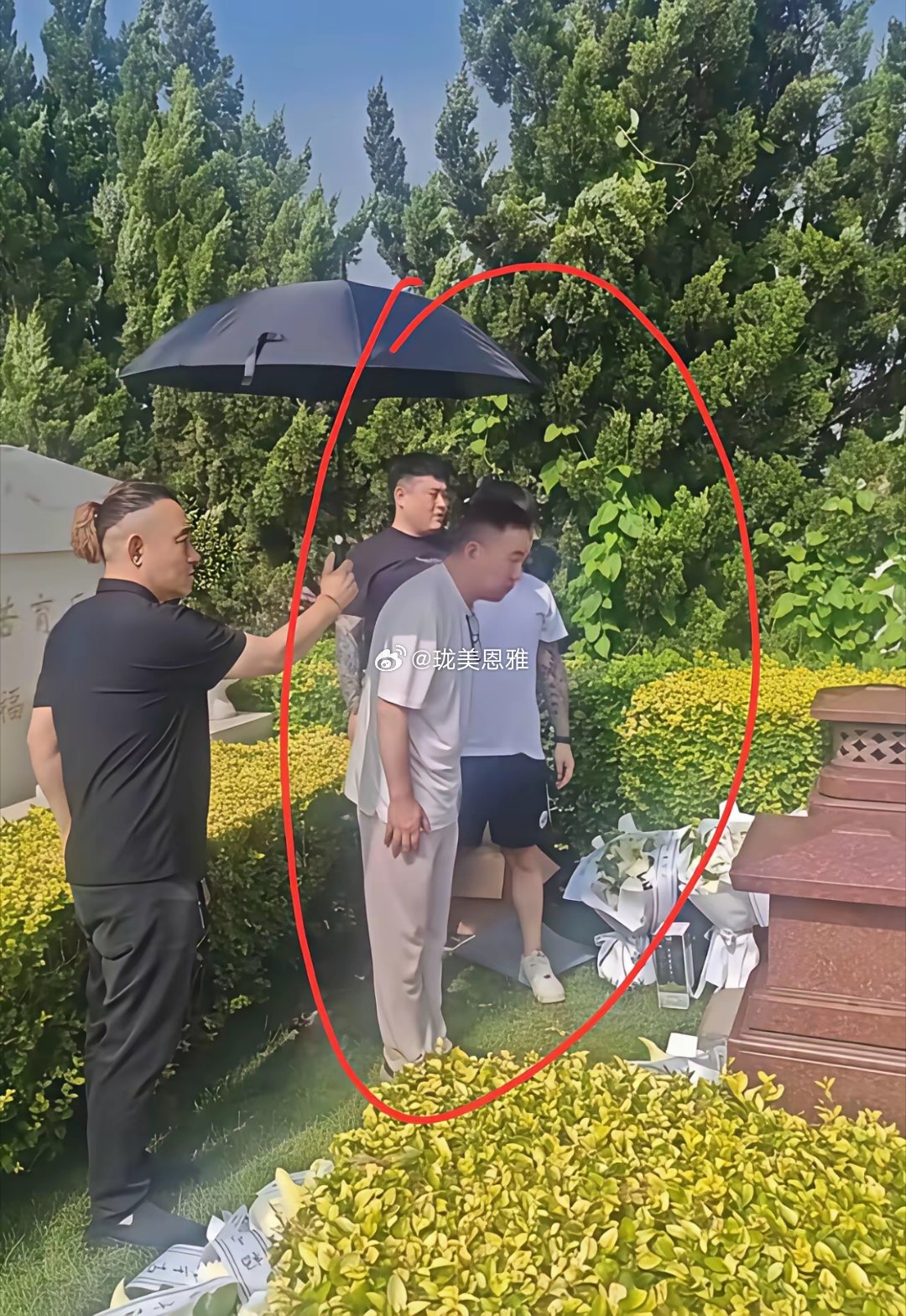 给父亲扫墓鞠躬，还要有人打遮阳伞，这谱摆的也太大了吧？