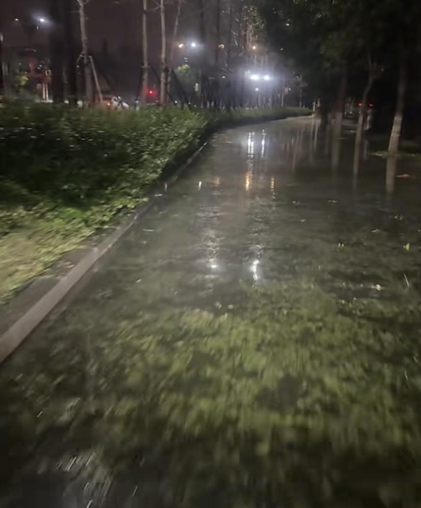 昨晚亦庄有多惨？冰雹砸车不意外，路面臭水成河，好几个路口臭气熏天，积水淹没轮胎，