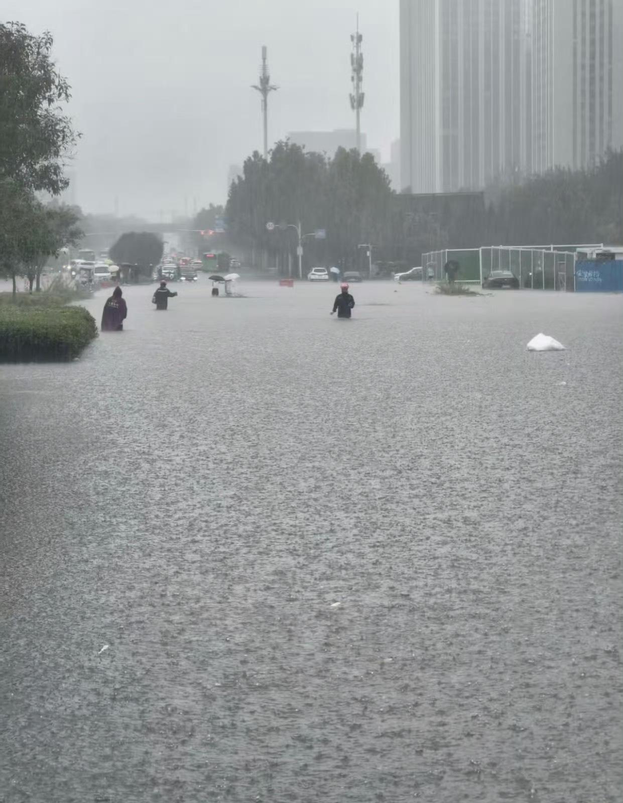 郑州暴雨郑州这雨也太大了，看好多地方都被淹了​​​