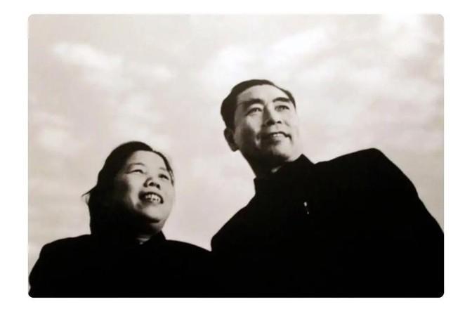 当有人叫邓颖超周夫人时，她是什么反应？邓颖超在婚礼上被叫周夫人，邓：我有自己的名