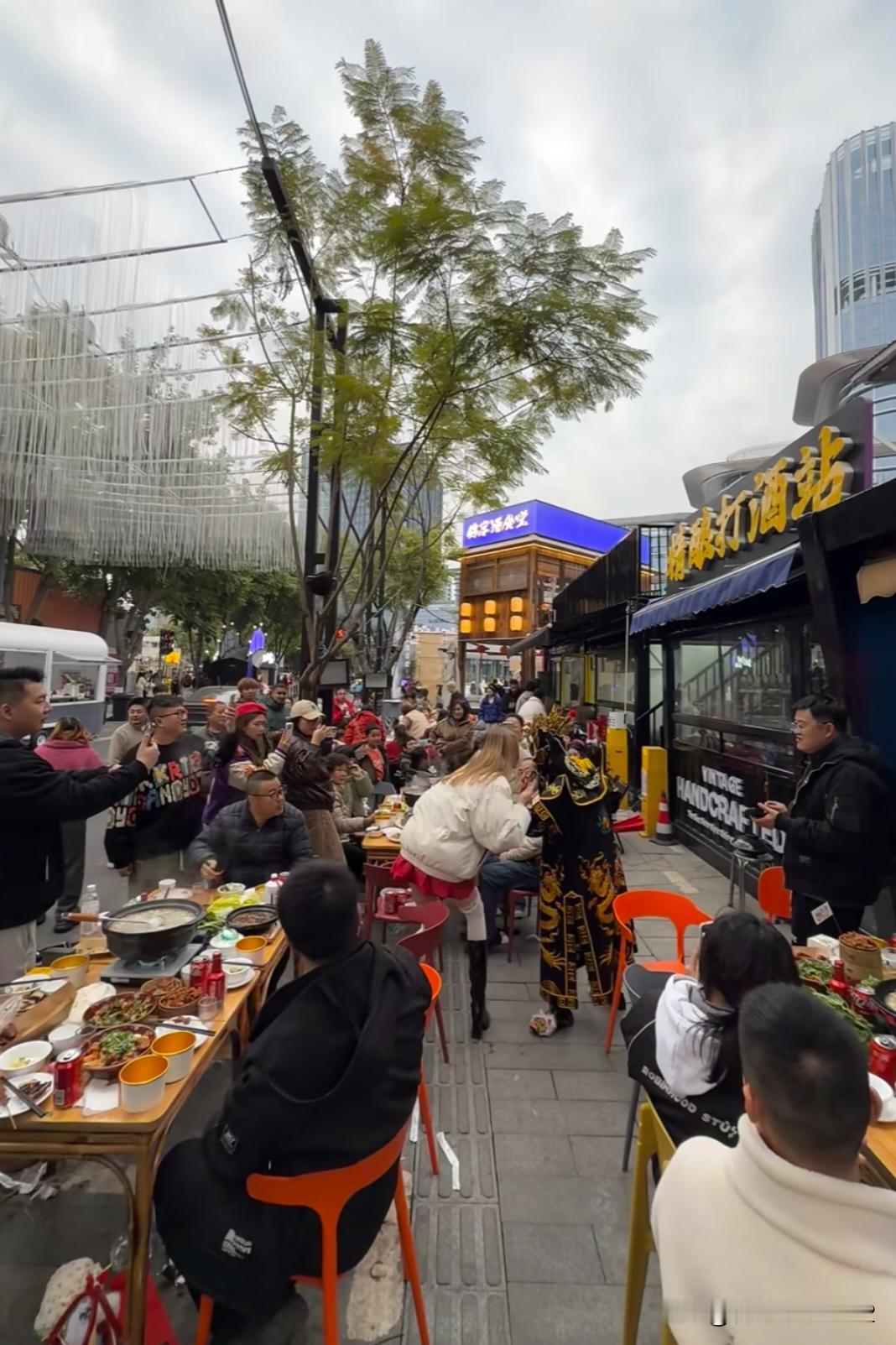 这一切发生在成都就很合理！！！市井烟火气！！！成都人的街头市井烟火气🔥不花
