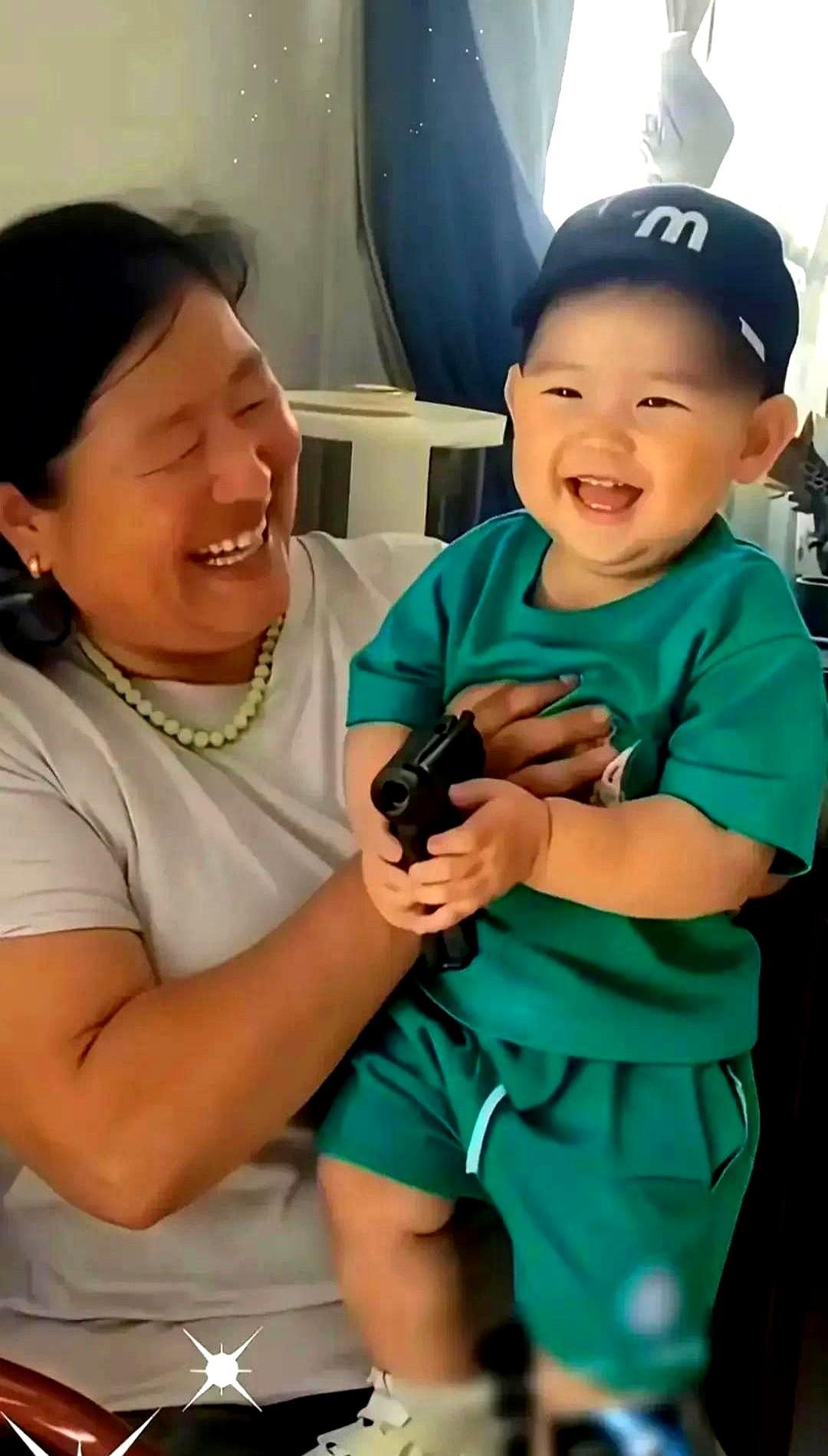 大衣哥朱之文家的新乐子！最近一张照片太火了，大衣哥媳妇抱着小孙子，笑得那叫一
