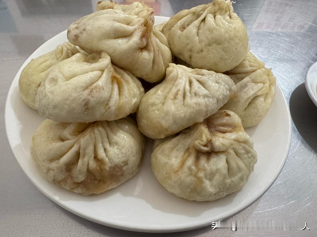 我奉劝大家以后别买吃肉包子了，今天早晨我去市场，我亲眼看见包子店老板买瘦肉，让卖