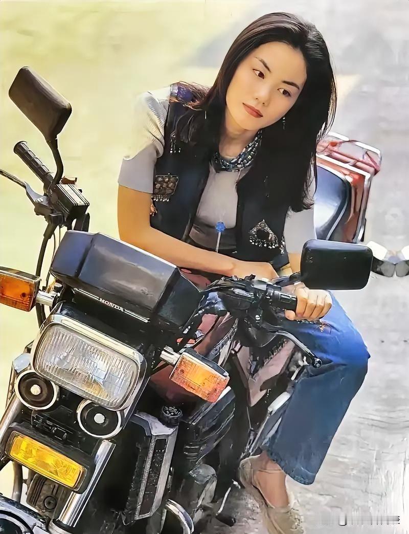 十年了，直到李亚鹏走出泥潭，王菲才轻声说：“现在好了。”这话最近刷屏了。背景