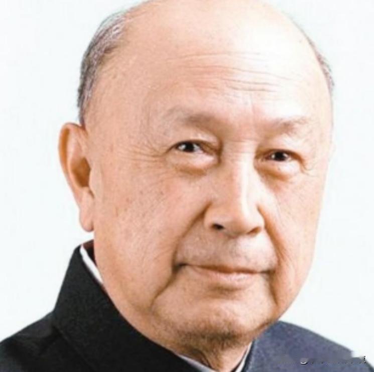 1964年冬夜，钱学森筷子尖悬在鸡肉上方半寸，突然厉喝：“别动！有苦杏仁味！”警