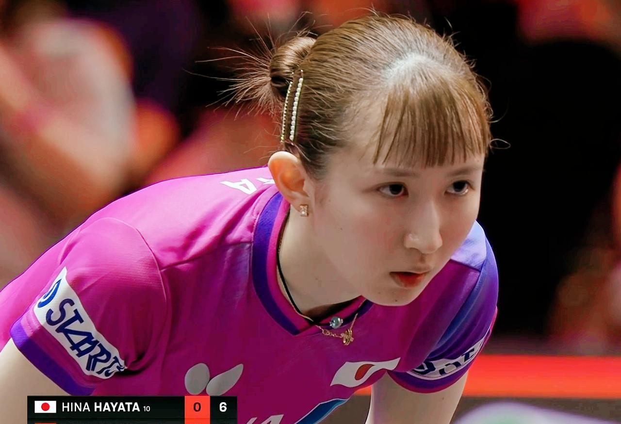 裁判指着早田希娜，说了一句：“你这样，我没法让你打。”就因为她穿了粉色上衣，