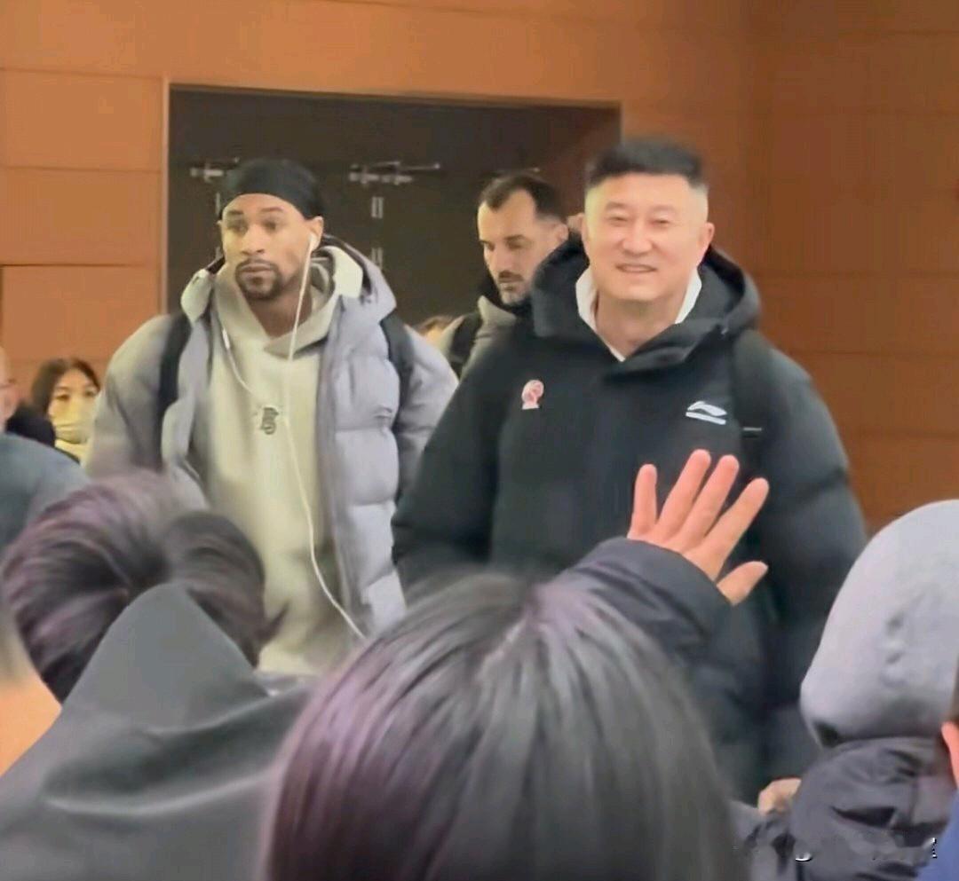 太搞笑了！广东队今天中午抵达沈阳，刚出机场，一群接机的辽宁球迷高喊着：1234，