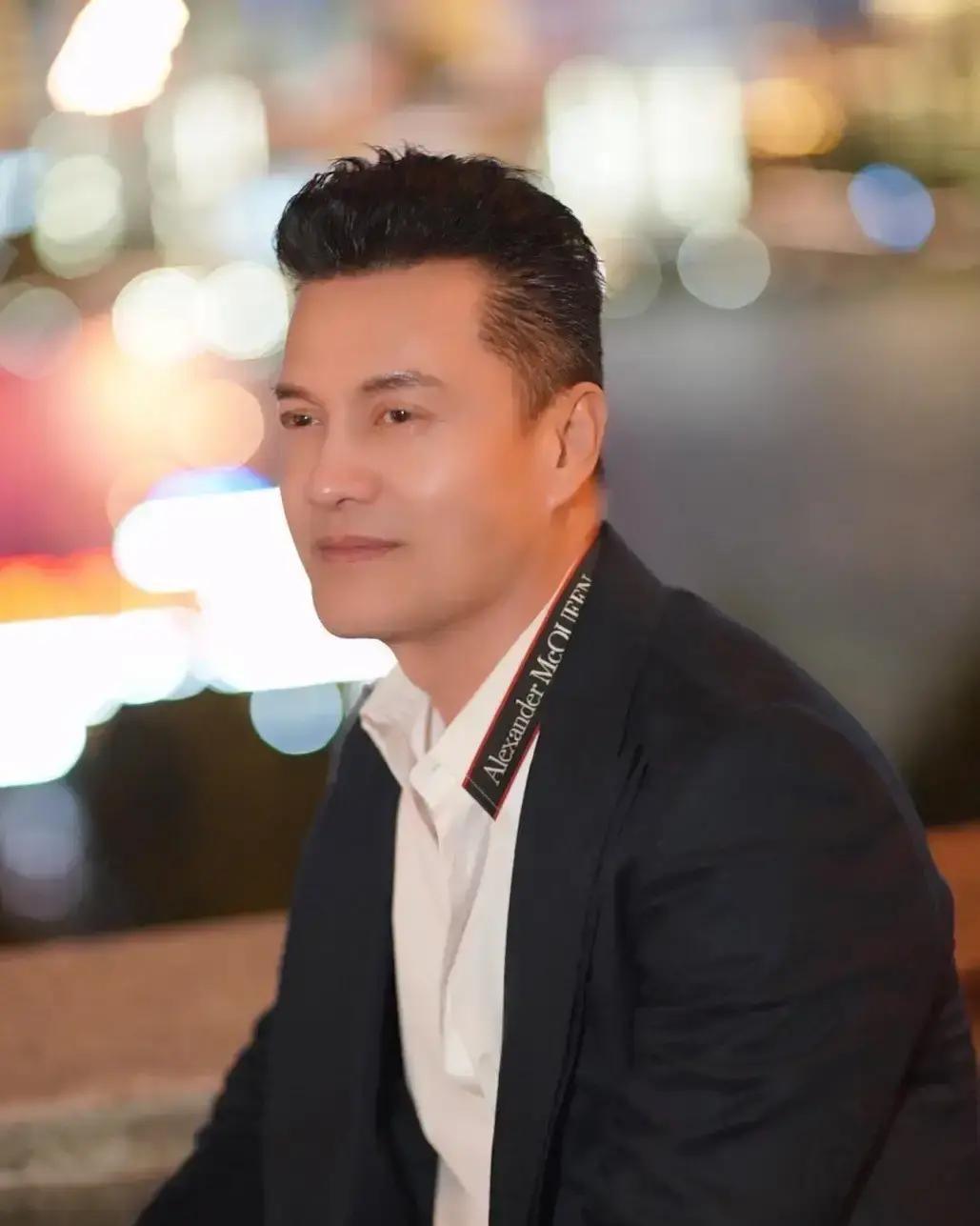 吕良伟七十岁还能穿紧身T恤秀肌肉，我刷到视频直接愣住。他2003年把晚饭戒了，