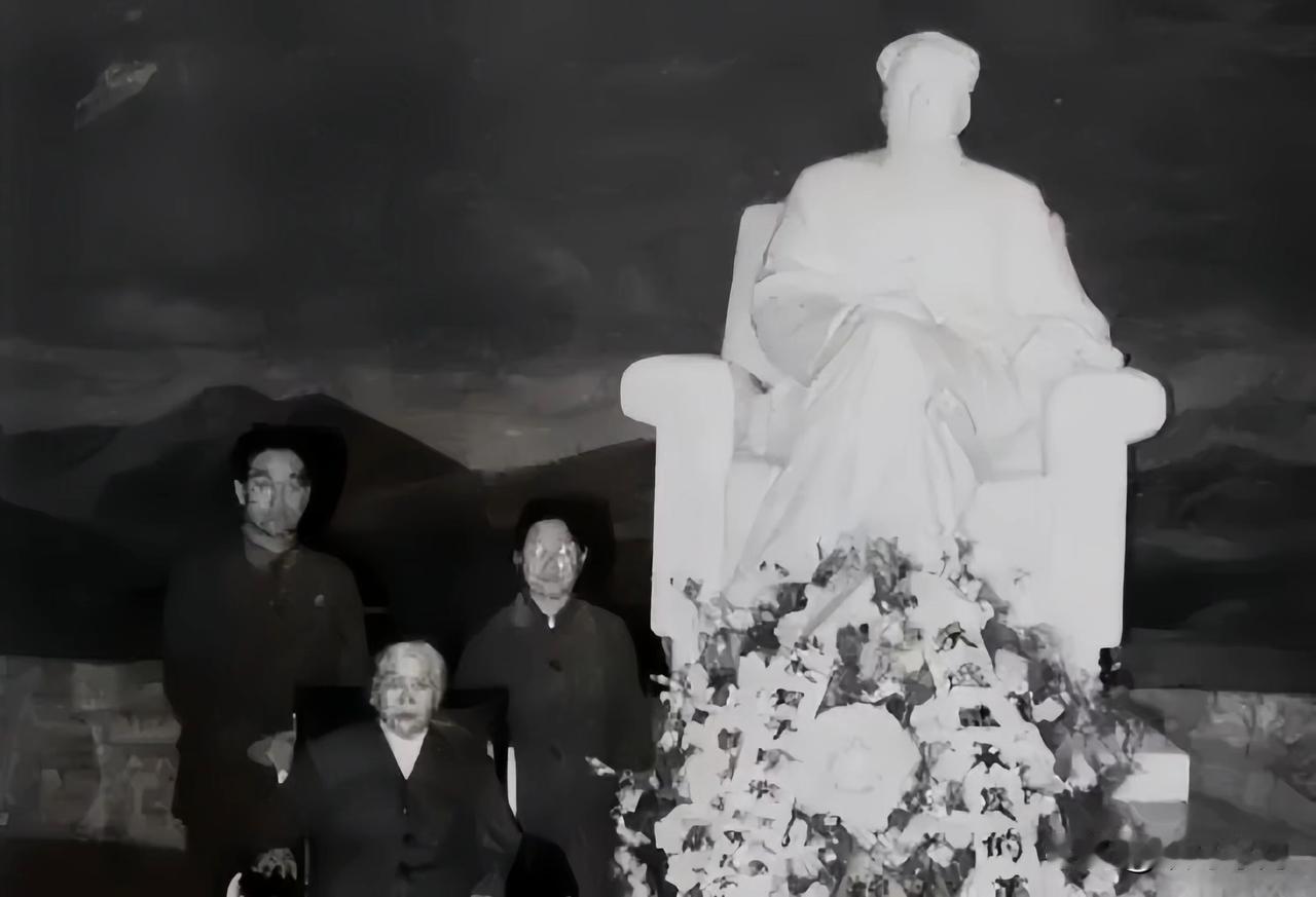 🍁李敏、孔令华夫妇在毛主席纪念堂内陪同母亲贺子珍，与父亲的坐像合影留念。万般思