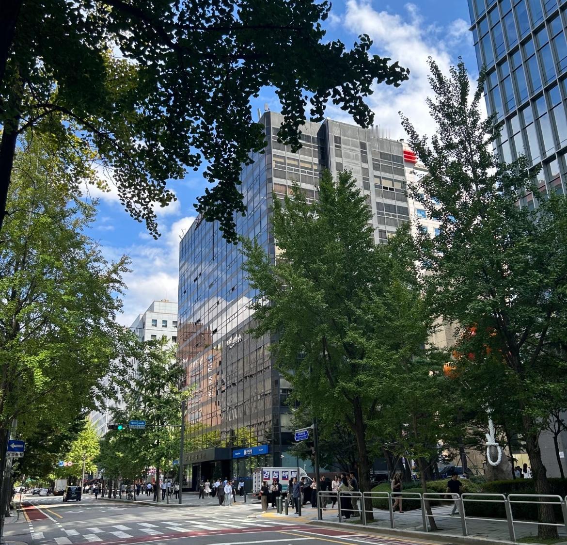 韩国职场不止有上下级关系,还有一个不成文的规定,那就是午餐要和部门同事成群结队地