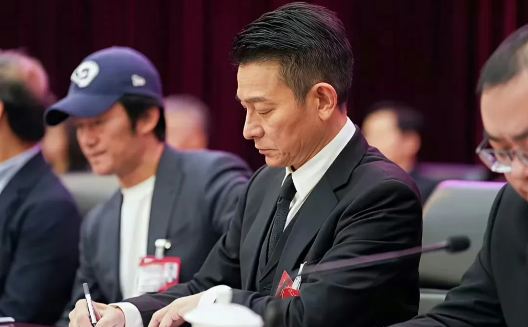 64岁的刘德华，依旧保持出众的状态。如今他担任中国电影家协会副主席，在本届12位副主席当中，他也是唯