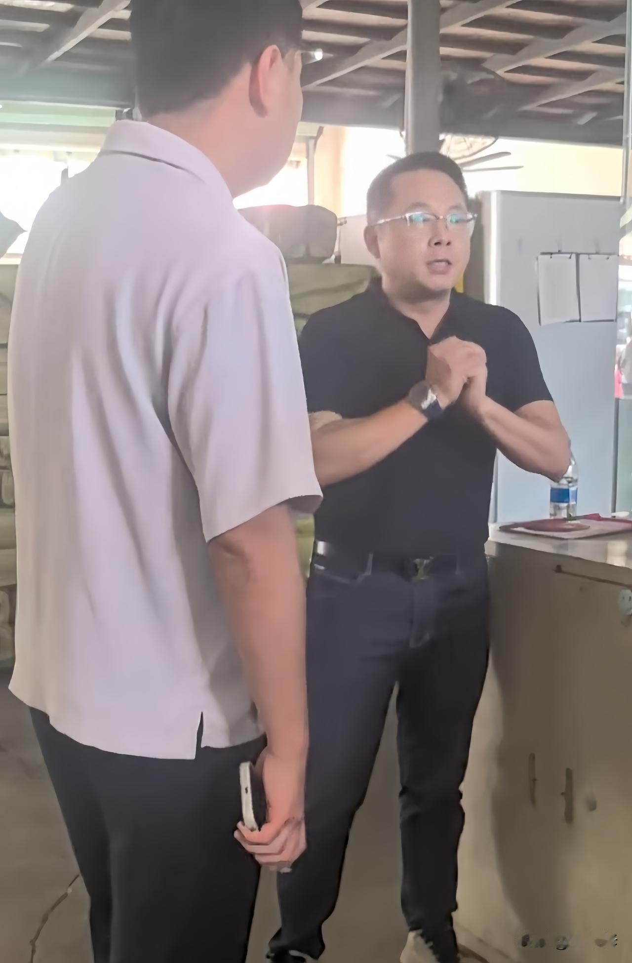 杨梅协会曾会长的一番道歉，拉来扯去却严重跑偏了方向。视频中，曾会长红着眼眶、