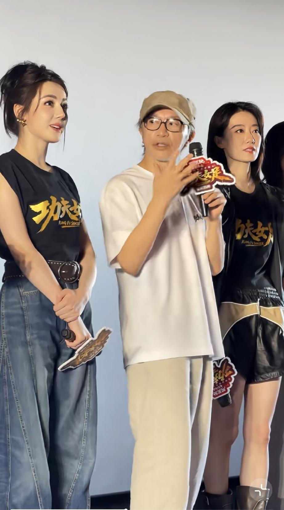 7月11日，周星驰与迪丽热巴一起在天津万达广场参加《功夫足球》的路演，周星驰瘦了