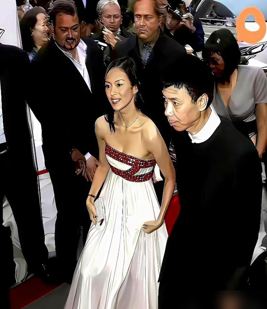 2006年多伦多红毯，章子怡穿条白裙子就去了，腰间系了个红结，妆涂得跟要上台唱戏似的。外媒镜头全怼她