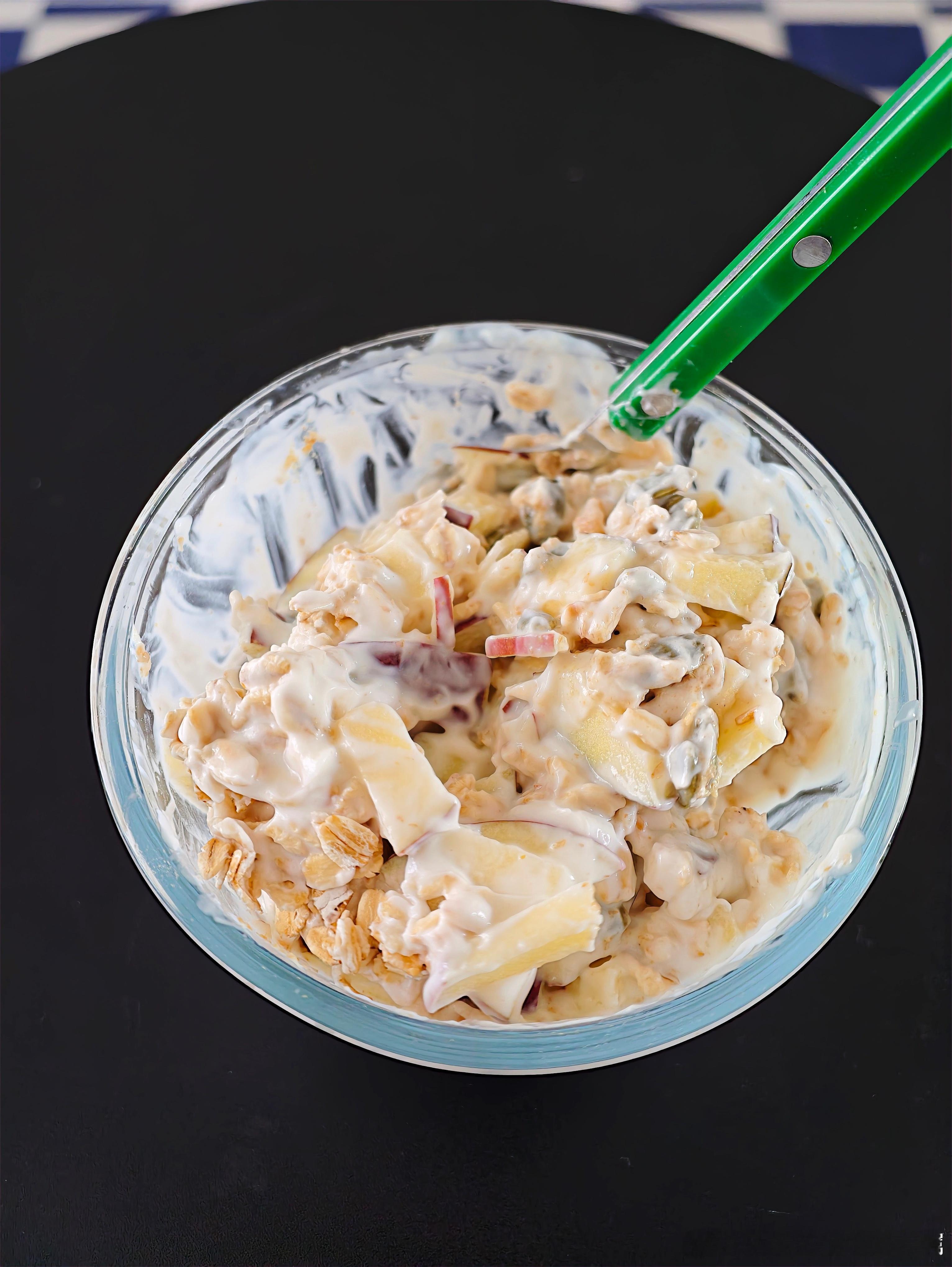 今日早餐是一坨看起来很不雅的酸奶拌苹果，加上一些种子～早餐打卡生活手记是小花姐姐