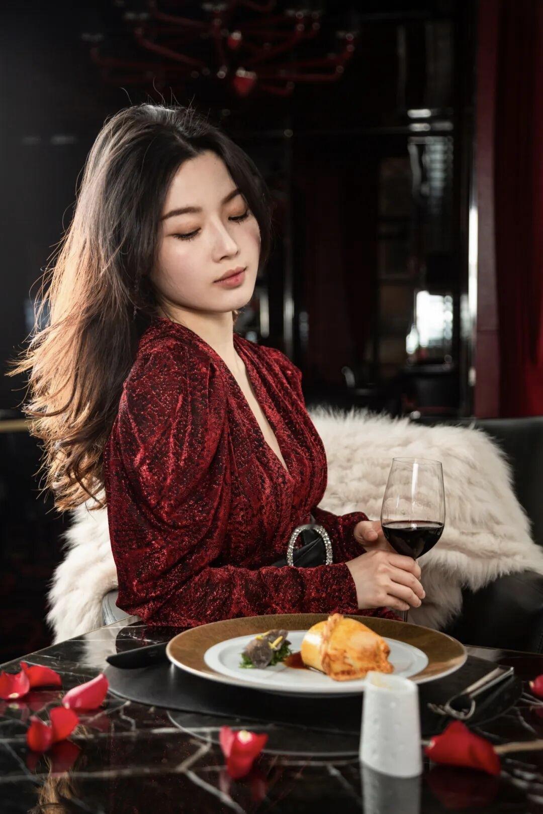 穷人该怎么翻身，改变自己的命运？1、尽量少走亲戚。2、存钱，不要让任何一个人