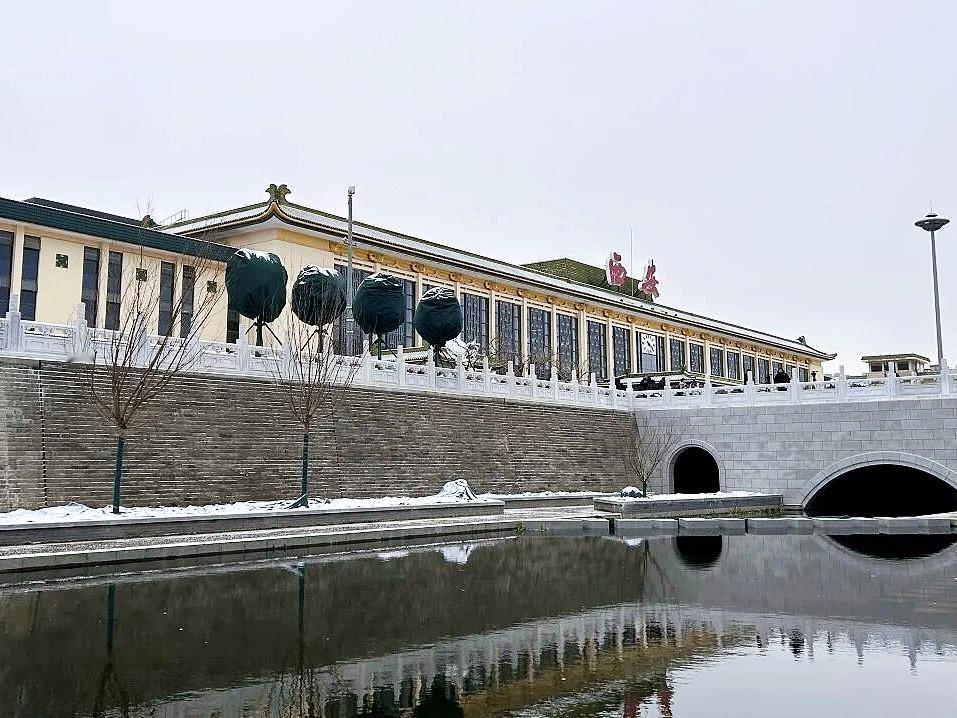 随着火车站段河道迎来通水，14.6公里的西安护城河水系在70多年后首次全线贯通，