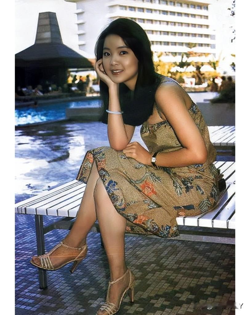 一九七八年，甜歌皇后邓丽君在马来西亚度假时，留下的美好瞬间。邓丽君当时二十五岁，