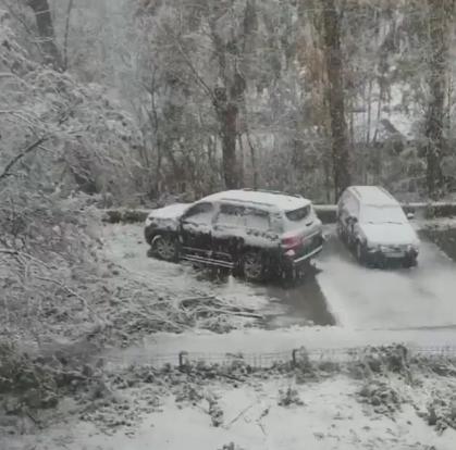 俄罗斯的冬天已经来临。大雪覆盖了车里雅宾斯克州、斯维尔德洛夫斯克州以及巴什科
