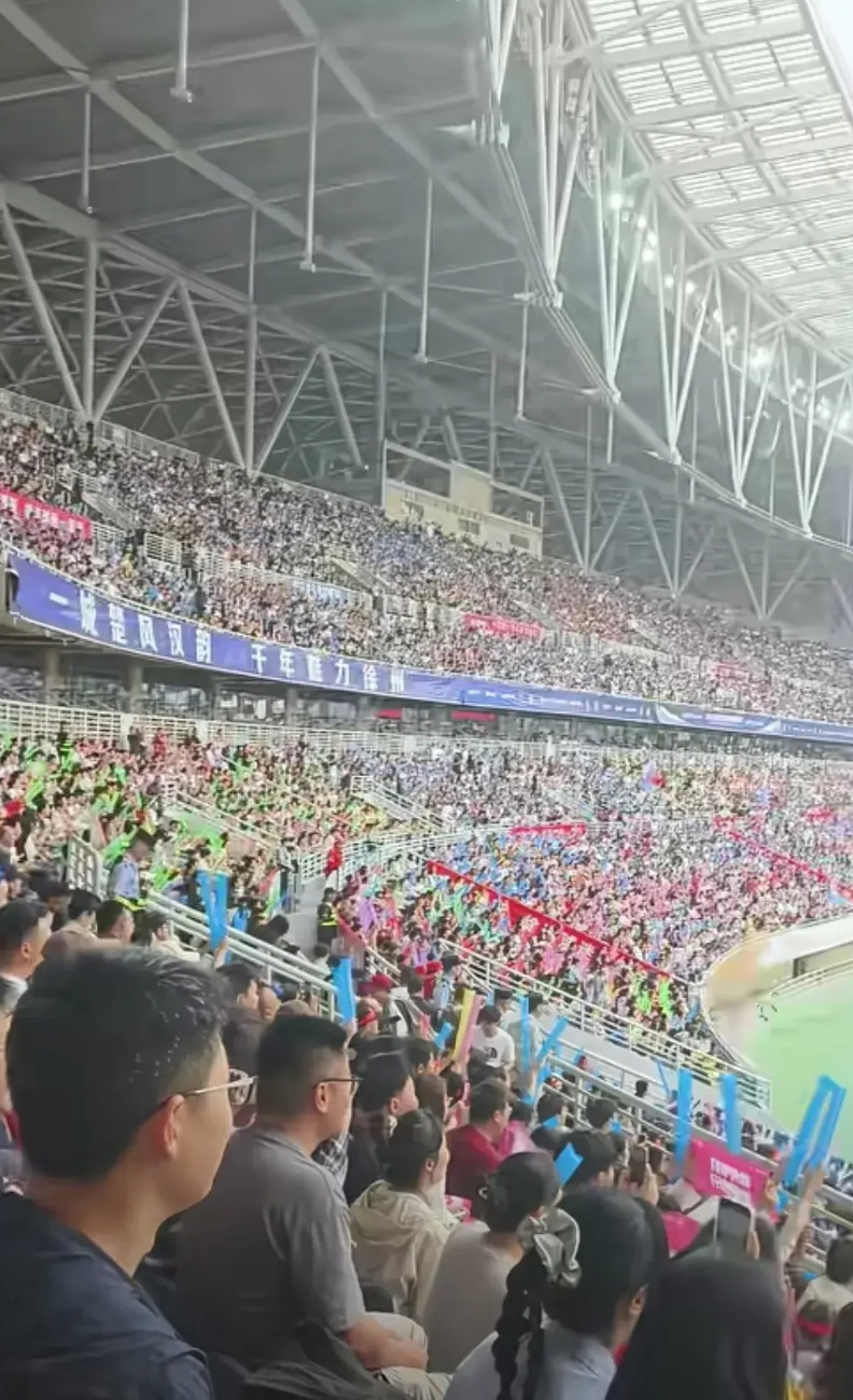 苏大强这“苏超”上座率比中超还恐怖啊！基本座无虚席。这球市和热度不是一般的火爆