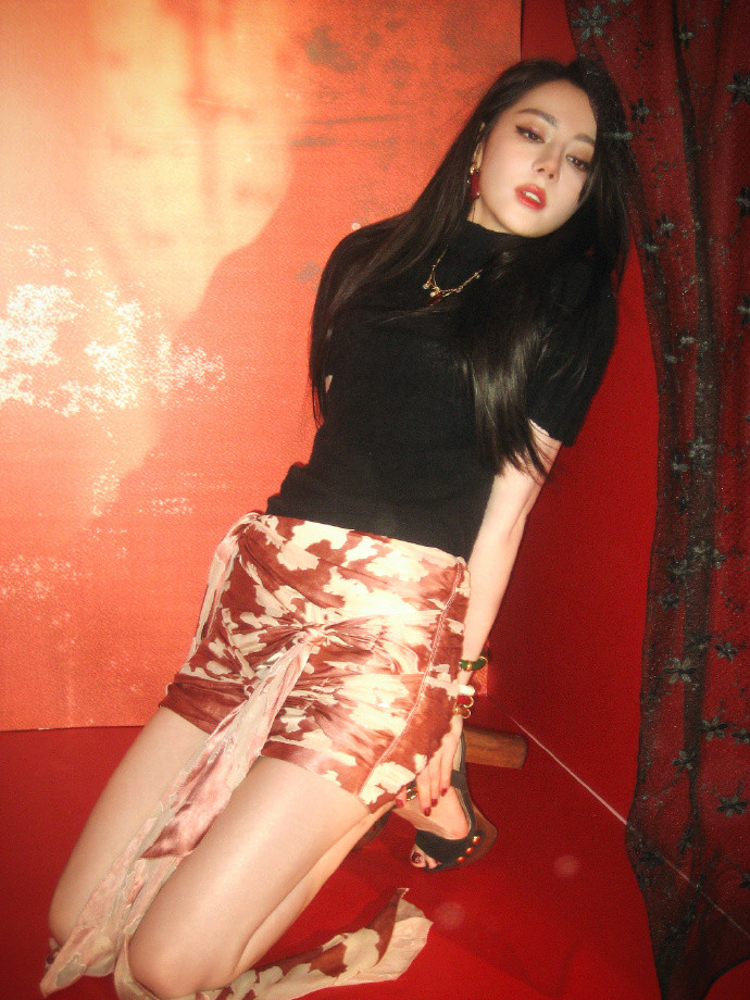 1.迪丽热巴更愿意和熟悉的艺人合作，无需花费时间磨合，可合作对象的选择由资本决