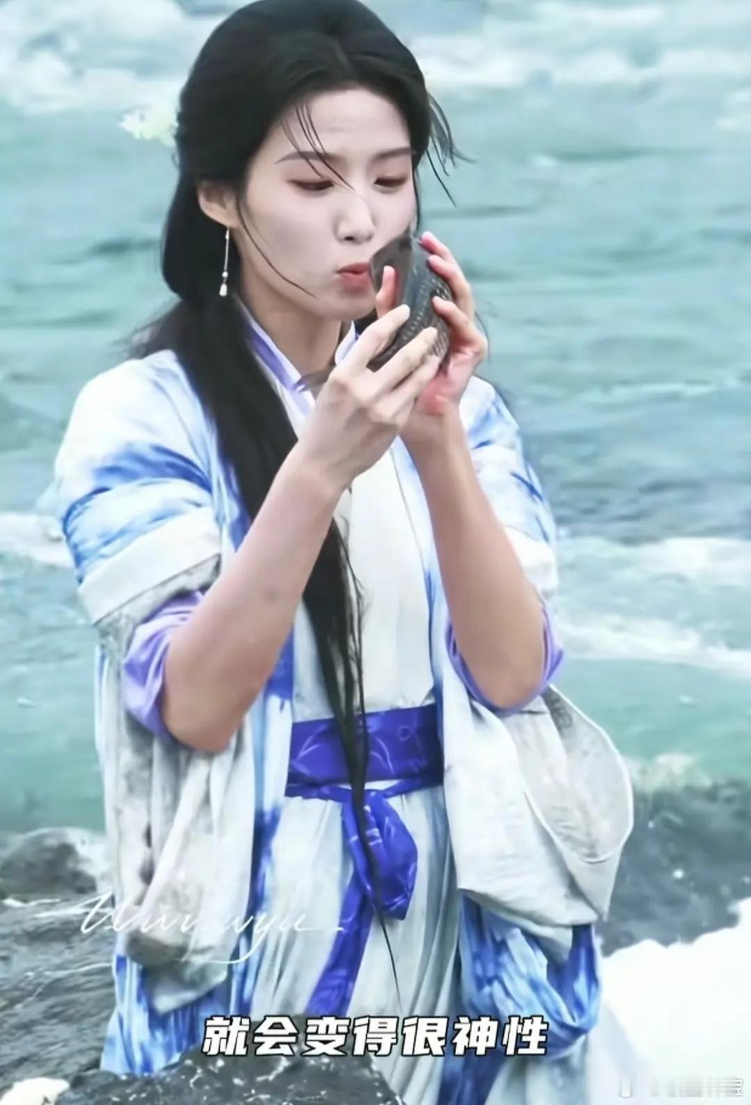 卢昱晓这是什么新的人设？是觉得抓条鱼晚饭有了，才笑得这么开心吗