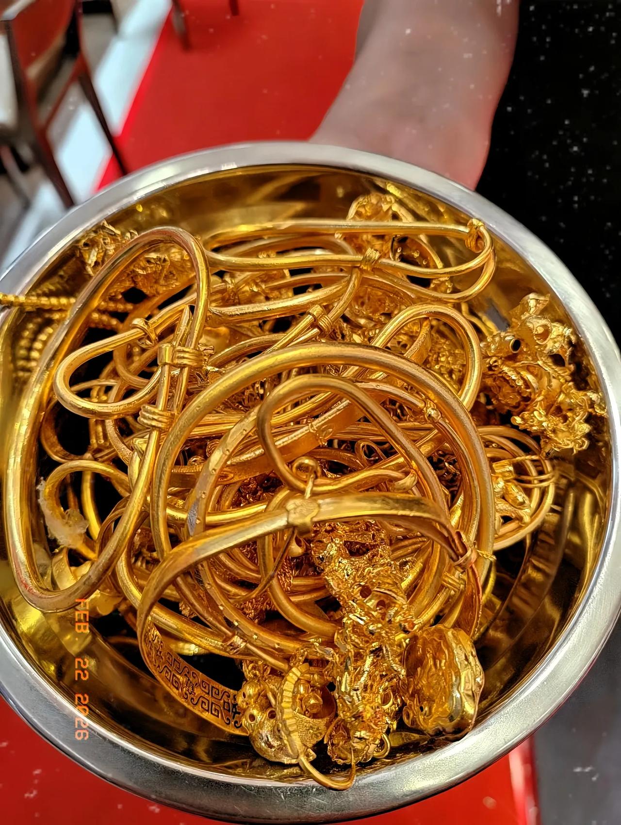 家人们，千万别不信！说句扎心的大实话，哪怕黄金以后真涨到五千一克，跟咱们普通