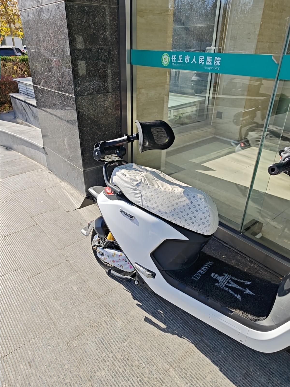 咦？还有这种给电动车用的人体工学靠背啊？好玩