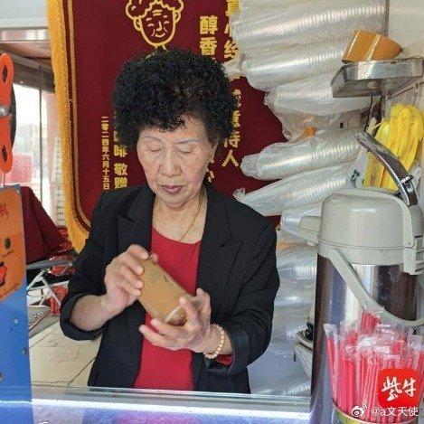 10元手冲咖啡阿姨爆火一年后现状2024年5月，韩素珍阿姨甘蔗汁店门前围满了全国