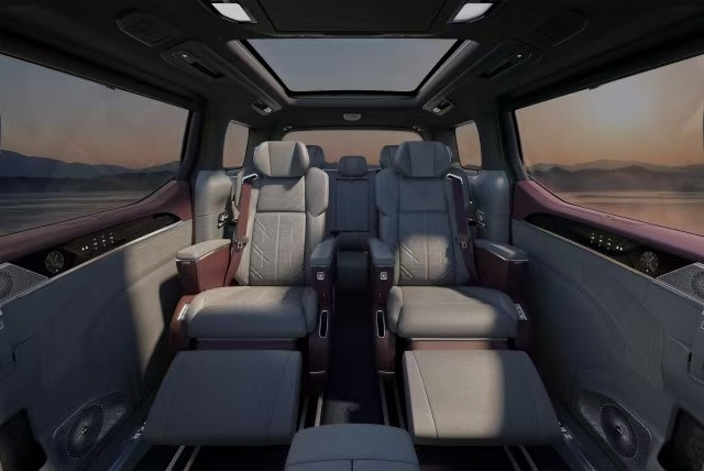 别人做MPV是升级，极氪009做MPV是开创。从第一台长续航纯电MPV，到行业首