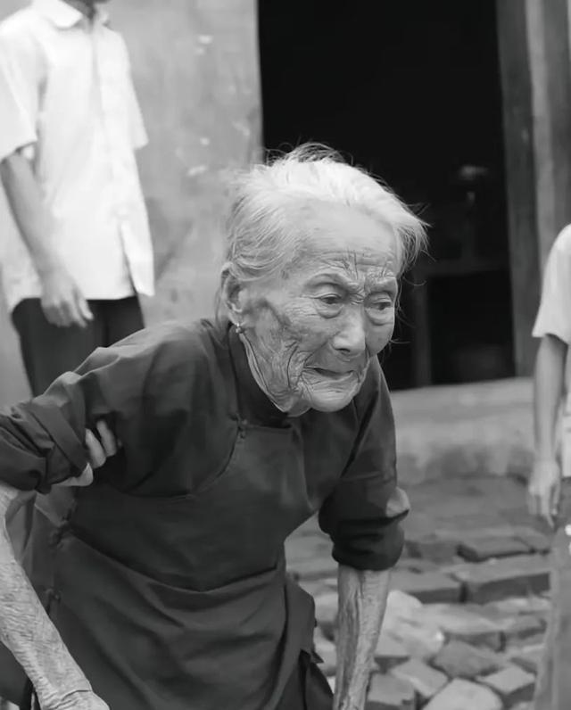 1939年，19岁少女被日军推进洗澡房，翻译官笑眯眯的说：“你有福了，你很漂亮，