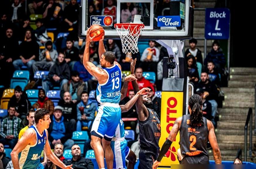 辽宁男篮这操作，真叫一个干脆！哈维最近三场三分球16投只进1个，场均就那么8