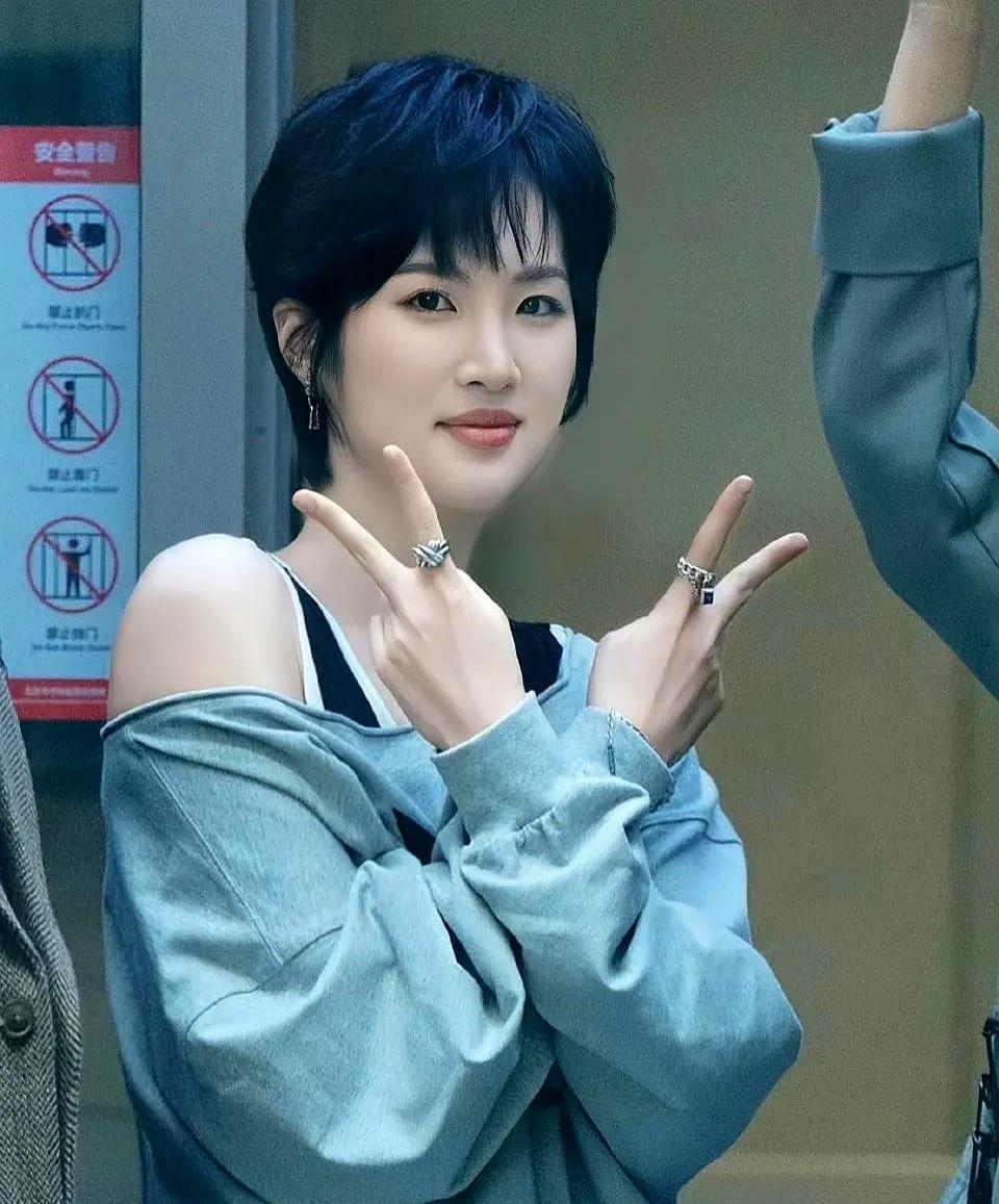 哈佛毕业、千亿身家，她却去演戏被骂惨，现在竟然跟刘德华对着飙戏了你敢信？你以为