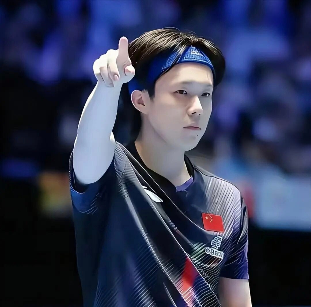 听到王楚钦说“没那么厉害的大哥了”，心里莫名咯噔一下。🏓以前总觉得“大哥”是马